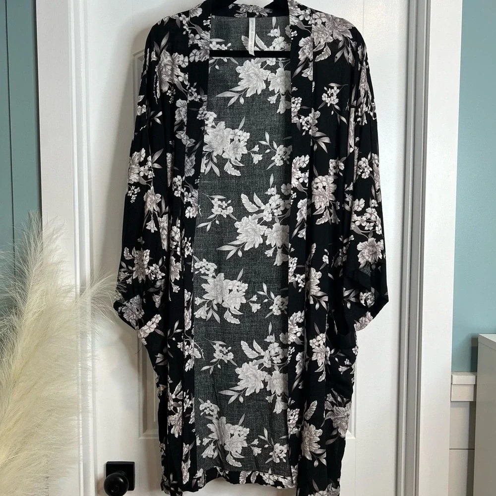 Spiritual Gangster Black & Gray Floral Print Tie Front Kimono. One‎ Size.